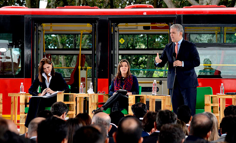 Presidente Duque presentando la estrategia nacional de movilidad sostenible