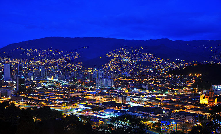 Medellín al anochecer