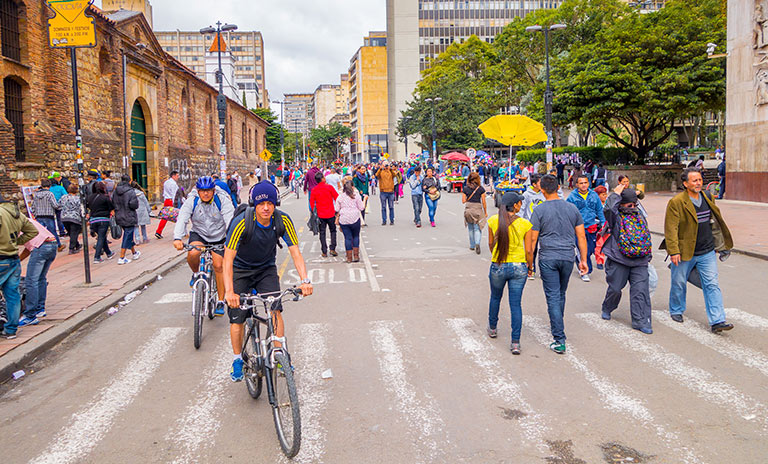 Ciclistas y peatones en la carrera séptima en Bogotá