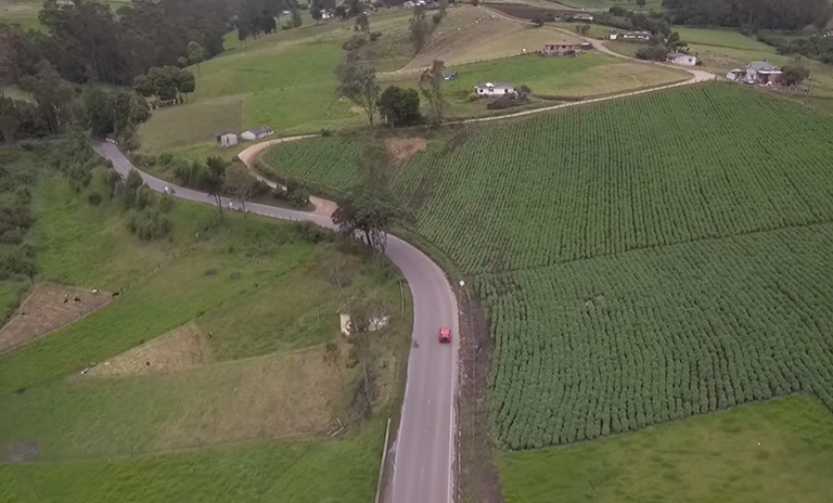 Vista de drone de la carretera entre Bogotá y Villa de Leyva