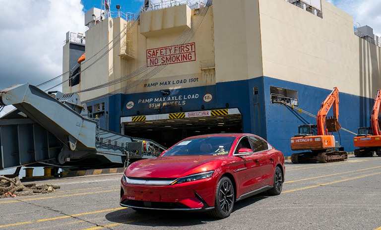 Carros eléctricos HAV EV desembarcando en el puerto de Buenaventura