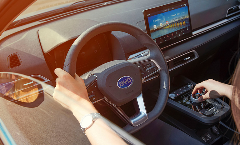 Interior de los carros eléctricos e3 hatchback