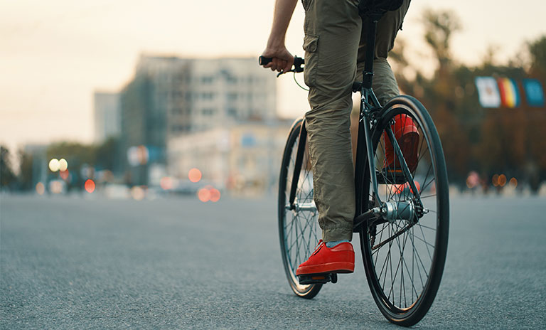 Persona montando bicicleta por la ciudad