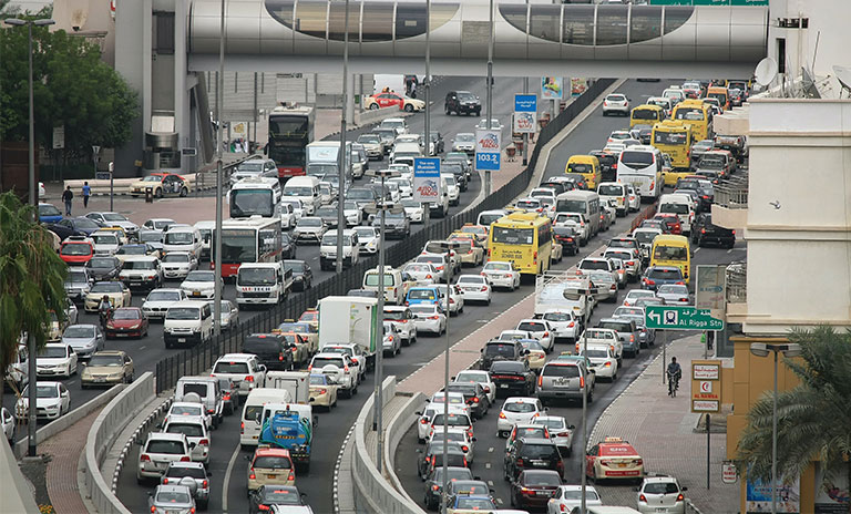 Trancón por acumulación de vehículos en una ciudad 