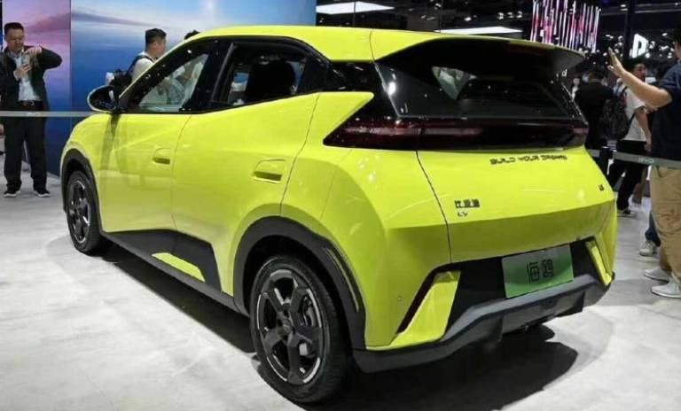 Parte trasera del carro eléctrico BYD Seagull Presentado en exposición.