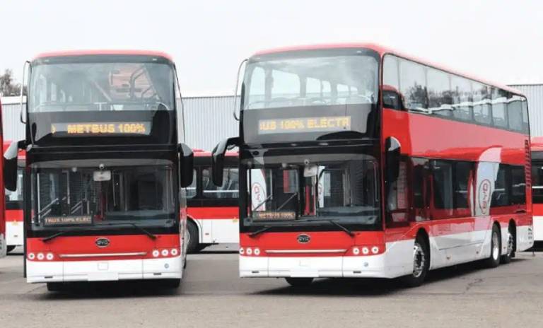 Nuevos buses eléctricos de dos pisos de BYD que llegaron a Chile