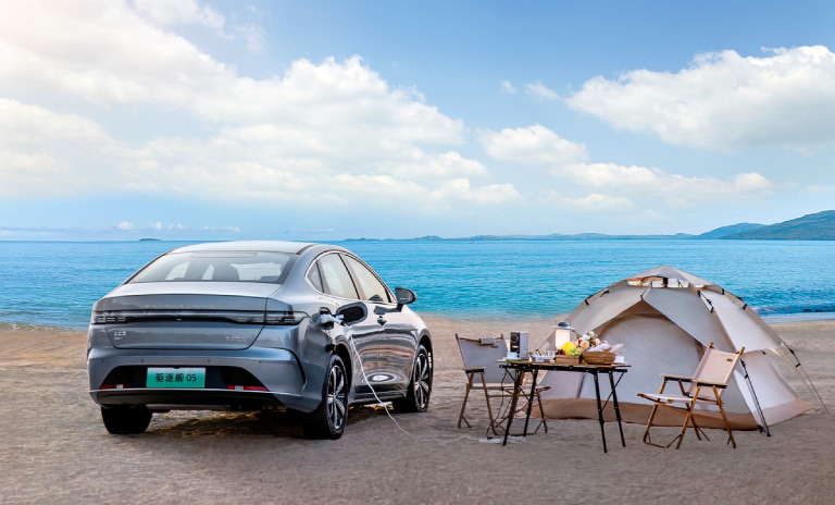 imagen carros eléctricos BYD frente al mar