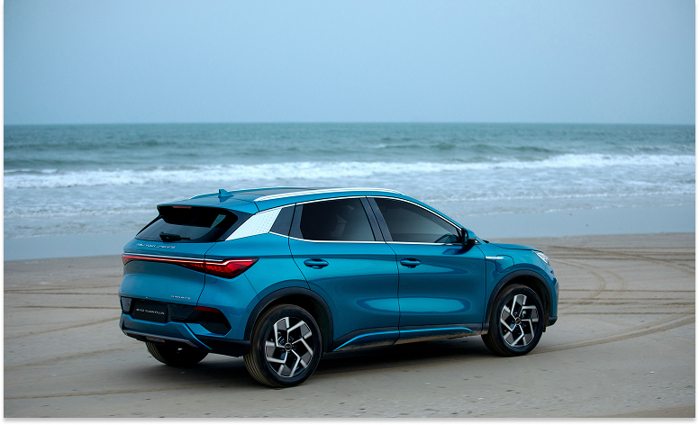 BYD Yuan Plus parqueado en las playas al norte de Perú