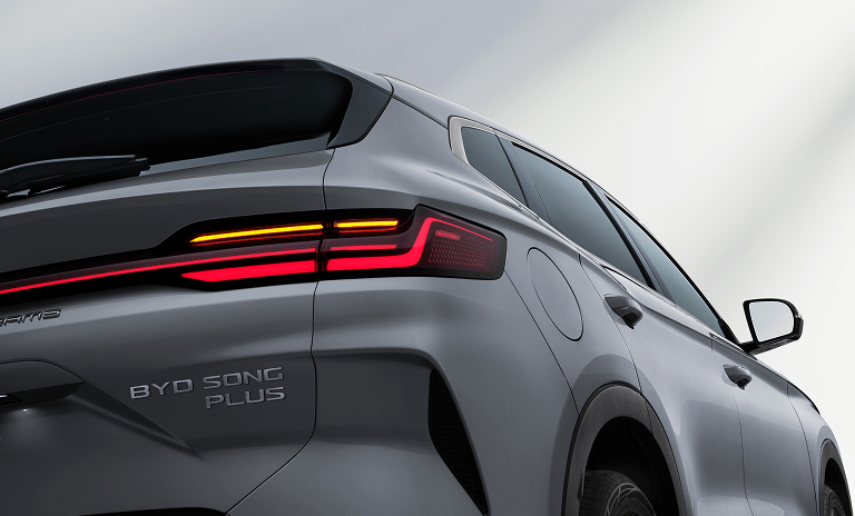 Parte trasera de BYD Song PLus Dm-i mientras arreglas un pinchazo en la carretera