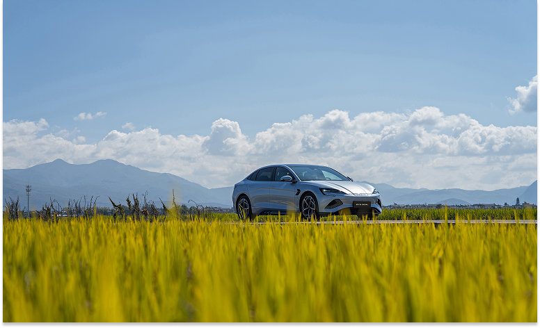 Carro eléctrico BYD Seagull recorriendo las carreteras Colombianas