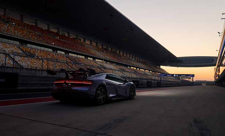 El carro más rápido del mundo, el BYD Yangwang U9 en una pista
